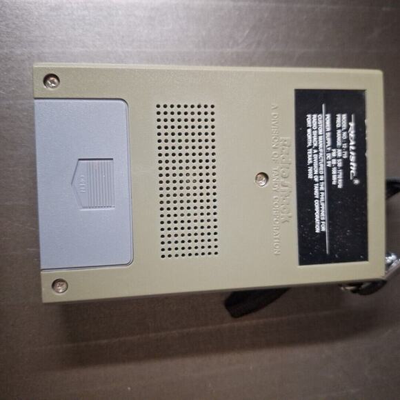 Vintage Radio Shack REALISTIC Hand Held Portable AM-FM Radio Model 12-719 - Picture 2 of 5